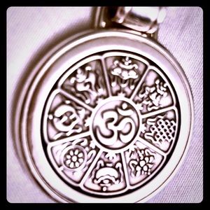 Lola OM Large Pendant and 20” Silver Box Chain